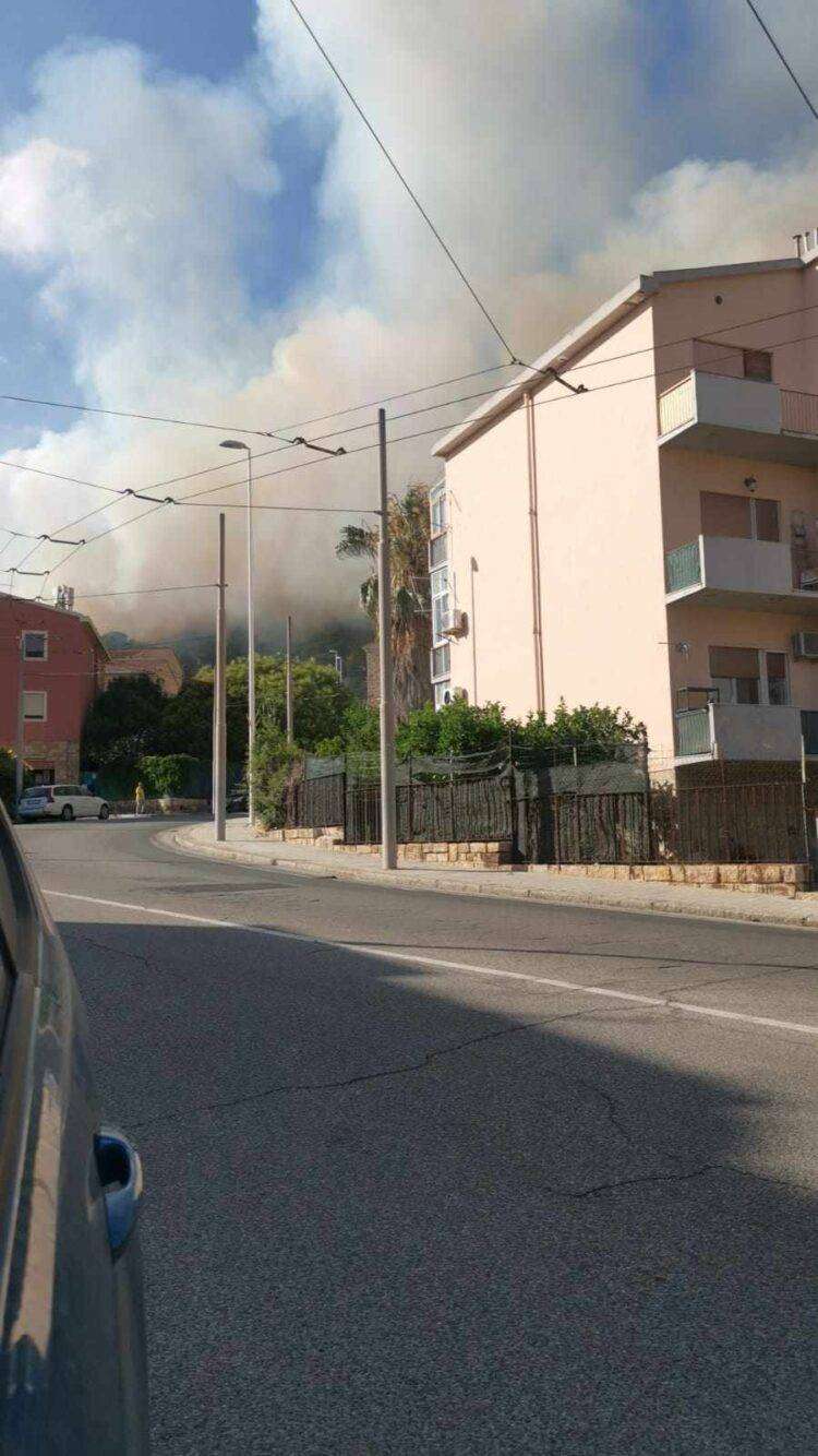 Terrore a Cagliari, in fiamme il Colle di San Michele