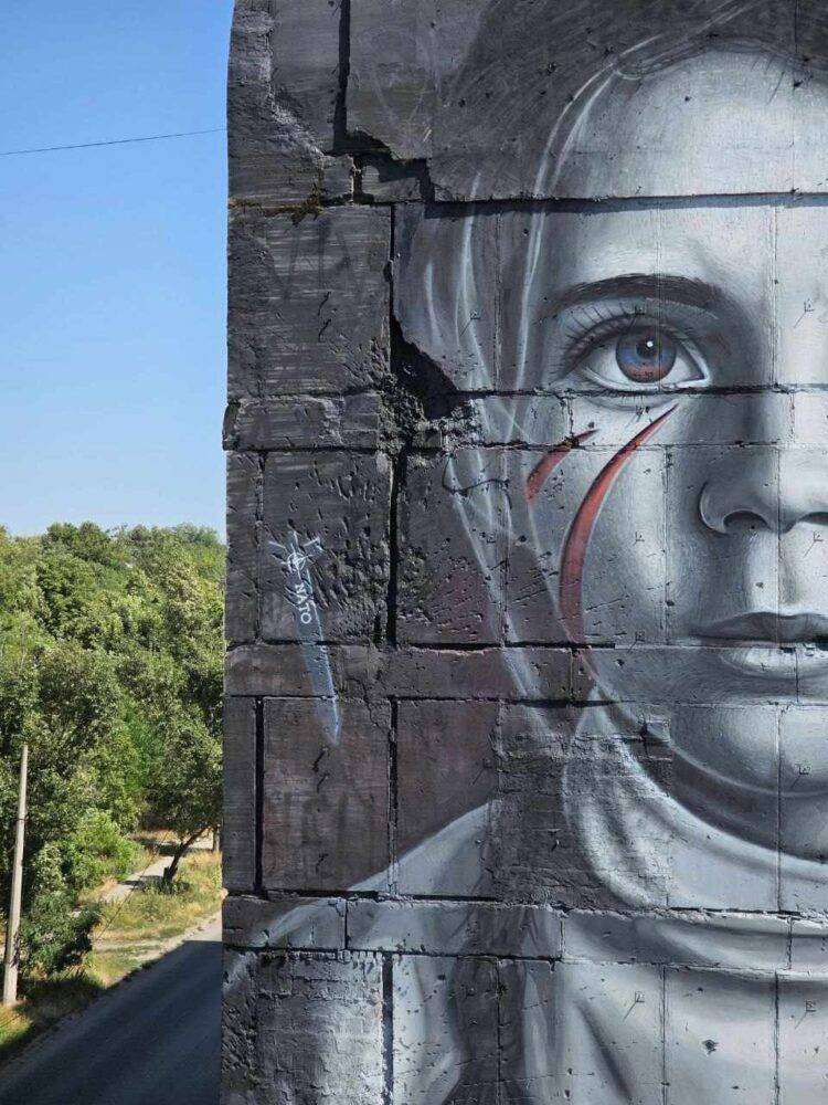 Mariupol, apparso murale dedicato ai bambini del Donbass, eseguito dall’artista italiano Jorit Cherullo