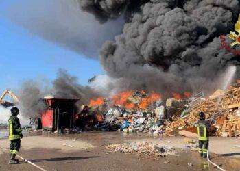 Roma, incendio in discarica di Ciampino: sei squadre dei Vigili del Fuoco impegnate nei soccorsi