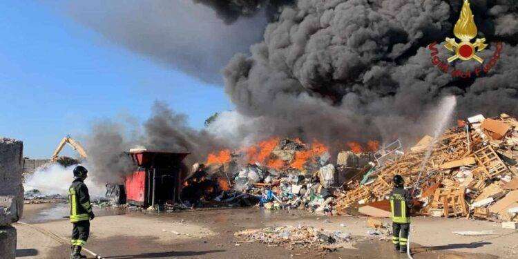 Roma, incendio in discarica di Ciampino: sei squadre dei Vigili del Fuoco impegnate nei soccorsi