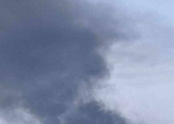 Colonne di fumo nero da impianto Saras: oscurato il cielo sopra Sarroch e Macchiareddu