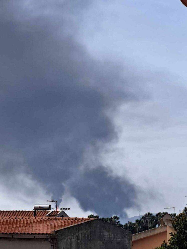 Colonne di fumo nero da impianto Saras: oscurato il cielo sopra Sarroch e Macchiareddu