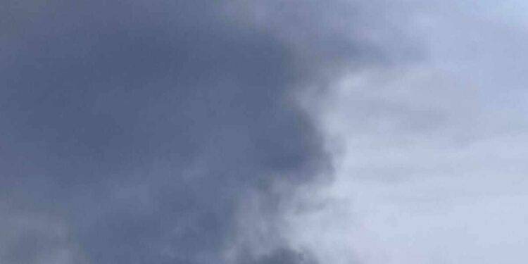 Colonne di fumo nero da impianto Saras: oscurato il cielo sopra Sarroch e Macchiareddu