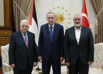 Palestina, il presidente dell’Autorità Palestinese, Abbas, e il leader di Hamas, Ismail Haniyeh incontrano Erdogan