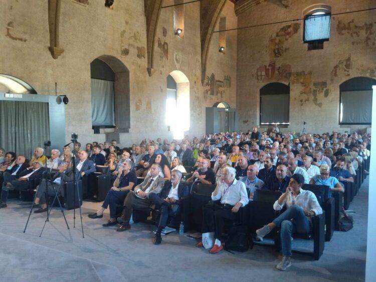 Il movimento del dissenso si riunisce a Orvieto: sala piena e critica a Usa e globalizzazione
