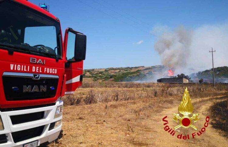 Vasto incendio nel sassarese, in azione due canadair e elicotteri del Corpo Forestale