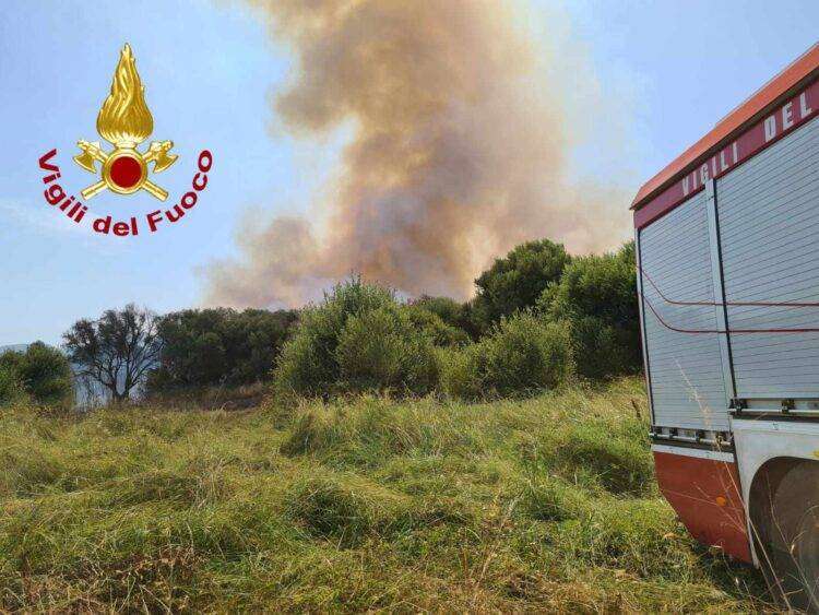 Inferno di fuoco ad Arzachena: sul posto elicotteri e un canadair