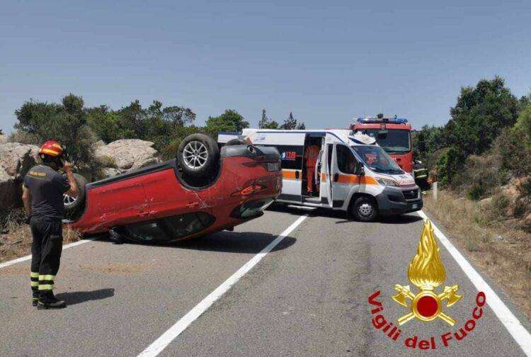 Arzachena, per il controllo dell’auto e si ribalta: una donna ferita