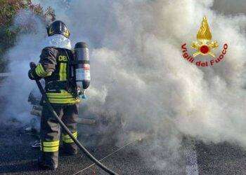 Auto in fiamme sulla SS 131 dcn, intervento dei Vigili del Fuoco