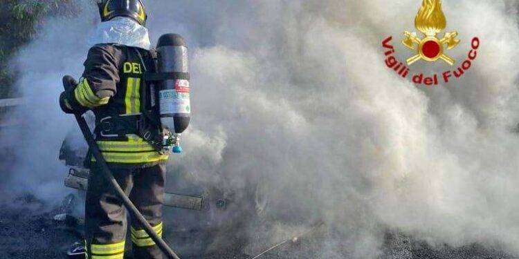 Auto in fiamme sulla SS 131 dcn, intervento dei Vigili del Fuoco