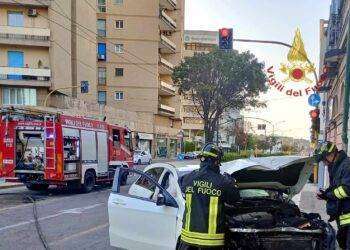 Cagliari, auto si scontra con furgone: un ferito grave: danni alla condotta del gas