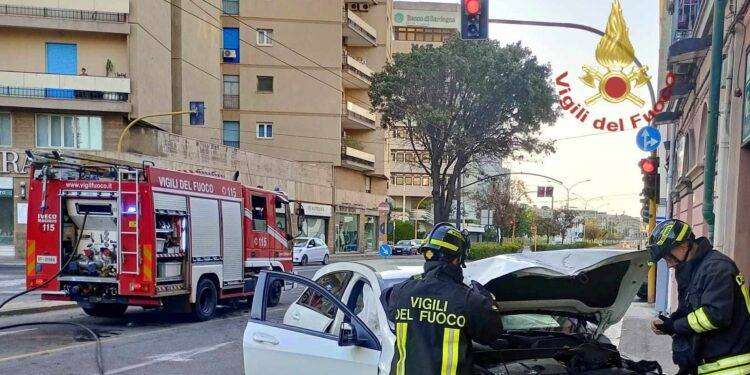 Cagliari, auto si scontra con furgone: un ferito grave: danni alla condotta del gas