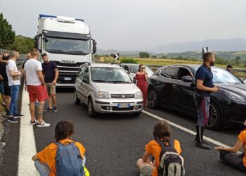 Ultima Generazione: A1, 9 persone bloccano autostrada, ammanettati dalle Forze dell’ordine