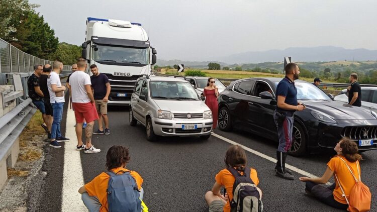 Ultima Generazione: A1, 9 persone bloccano autostrada, ammanettati dalle Forze dell’ordine