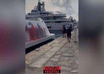 Ibiza, attivisti climatici imbrattano con della vernice il superyacht dell’ereditiera di Walmart
