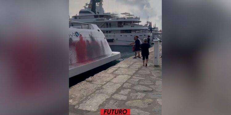 Ibiza, attivisti climatici imbrattano con della vernice il superyacht dell’ereditiera di Walmart