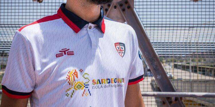 Cagliari, presentata la seconda maglia (da “away”) per la stagione 2023/2024
