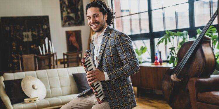 Sabato (15 luglio) ad Alghero (Ss) il pianista statunitense Emmet Cohen in concerto col suo trio a Lo Quarter per la sesta edizione di JazzAlguer