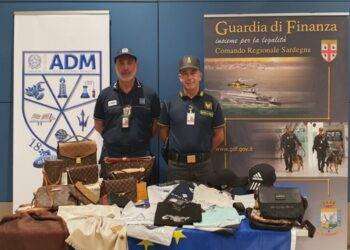 Capi con marchi fasulli sequestrati all’aeroporto di Cagliari