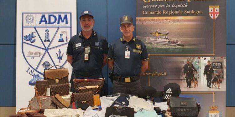 Capi con marchi fasulli sequestrati all’aeroporto di Cagliari
