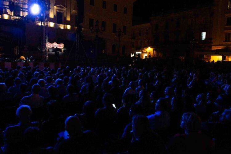 Sassari, la grande lirica d’estate trionfa in piazza d’Italia