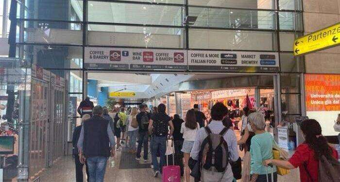 Aerei, ‘tratte e tariffe in calo ma prezzi elevati’