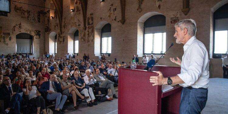 Alemanno lancia il partito trasversale contro guerra, liberisti e conservatori