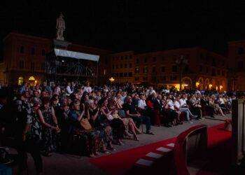 Sassari, la grande lirica d’estate trionfa in piazza d’Italia