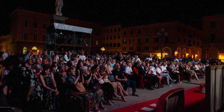 Sassari, la grande lirica d’estate trionfa in piazza d’Italia