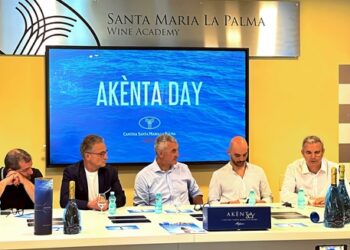 Ad Alghero l’Akènta Day, il vino subacqueo emerge dal mare