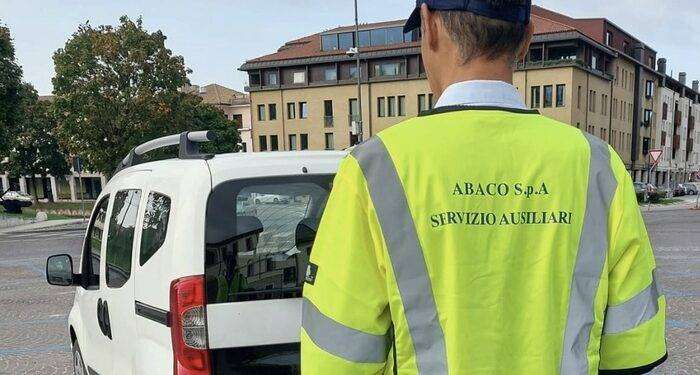 Parcheggi, a Quartu stretta sui controlli: Ausiliari potranno multare anche fuori da strisce blu