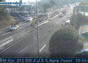 A fuoco un pullman in galleria in A12, chiusa l’autostrada