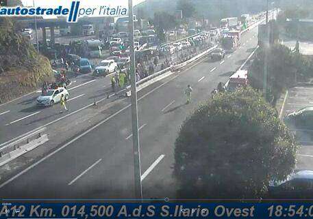 A fuoco un pullman in galleria in A12, chiusa l’autostrada