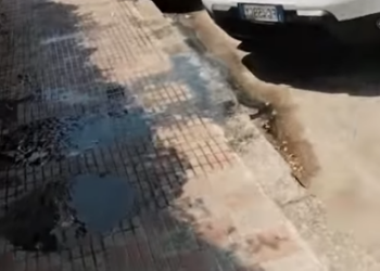 Scoppia fogna in centro a Cagliari, odore nauseabondo vicino a piazza Giovanni XXIII