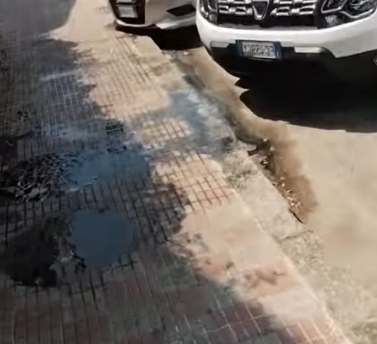 Scoppia fogna in centro a Cagliari, odore nauseabondo vicino a piazza Giovanni XXIII