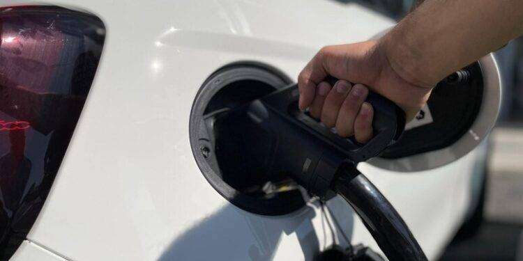 Mercato auto europeo cresce del 18,6% a giugno, +66% le e-car