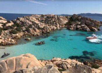 Con le sedie e gazebo nella spiaggia protetta: “beccati” a Caprera