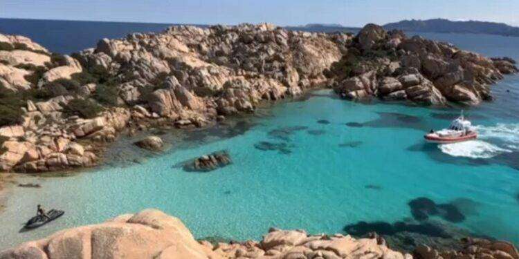 Con le sedie e gazebo nella spiaggia protetta: “beccati” a Caprera