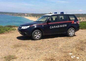 Parcheggiano il suv in spiaggia, 500 euro di multa