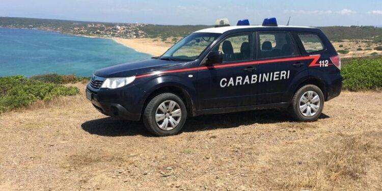 Parcheggiano il suv in spiaggia, 500 euro di multa