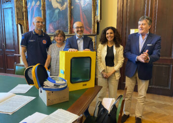 Cagliari, il Comune consegna 32 nuovi defibrillatori a scuole e chioschi del Poetto