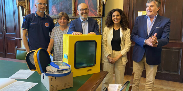 Cagliari, il Comune consegna 32 nuovi defibrillatori a scuole e chioschi del Poetto