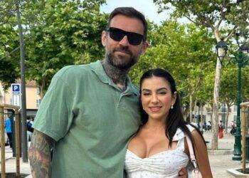 Gira un porno con un altro uomo e il marito le fa un grande regalo: ecco cosa è successo