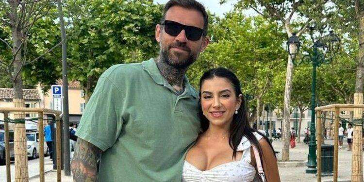 Gira un porno con un altro uomo e il marito le fa un grande regalo: ecco cosa è successo