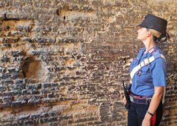 Un altro turista deturpa il Colosseo, denunciato