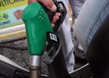 Carburante, prezzi di benzina e gasolio in calo in Italia