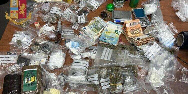 Spacciavano droga ai turisti, arrestati 2 giovani a Cagliari