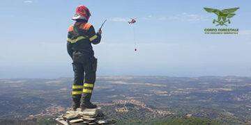 Vasto incendio a Siliqua, in azione anche l’elicottero del Corpo Forestale