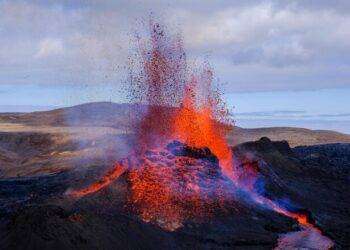In Islanda erutta un vulcano a 50 km da Reykjavik, le immagini