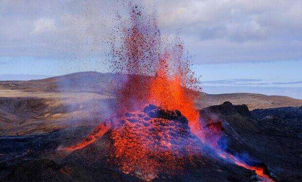 In Islanda erutta un vulcano a 50 km da Reykjavik, le immagini